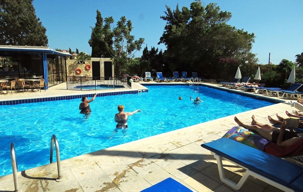 Hilltop Gardens Hotel Apartments Пафос Екстер'єр фото