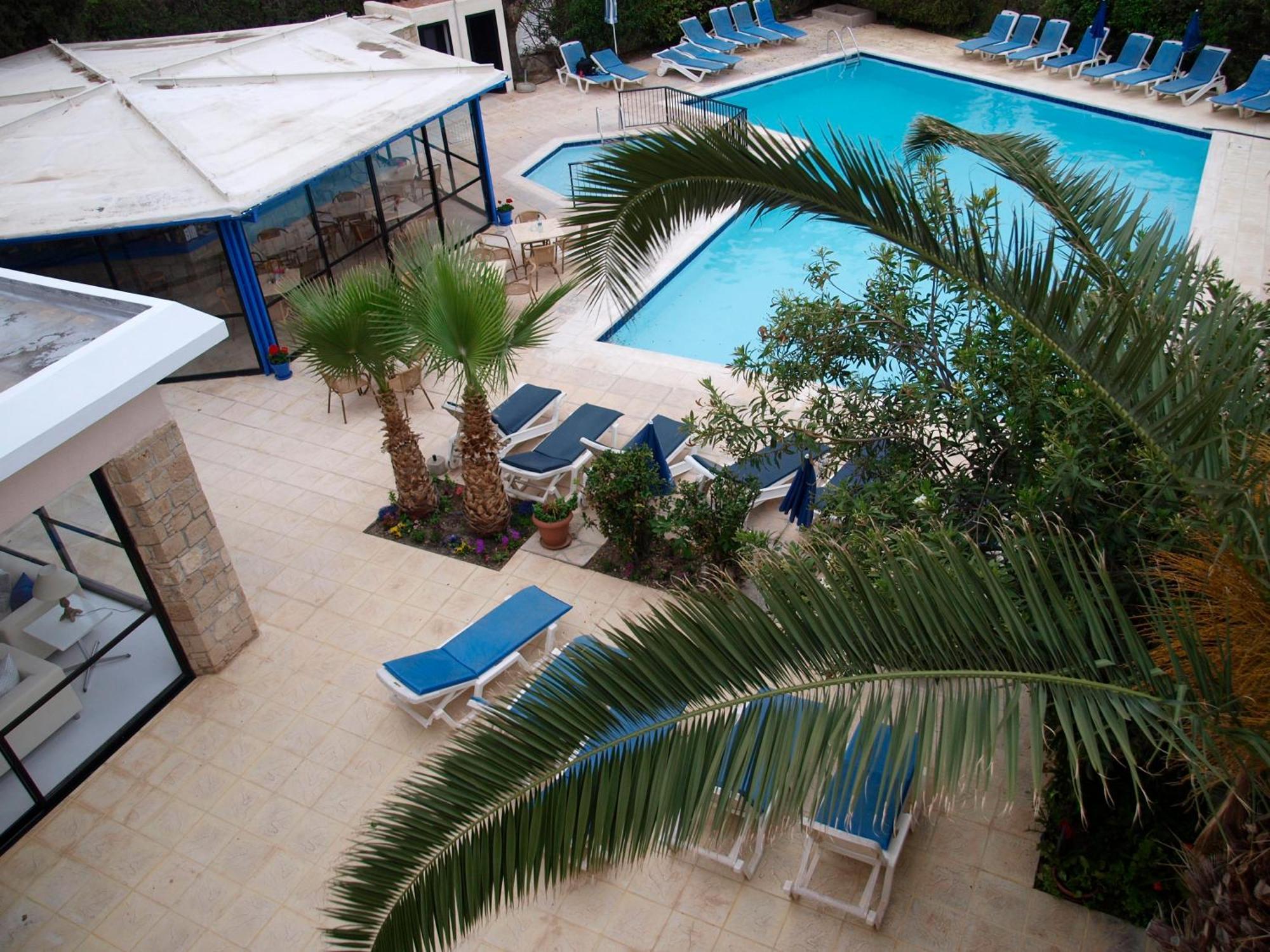 Hilltop Gardens Hotel Apartments Пафос Екстер'єр фото