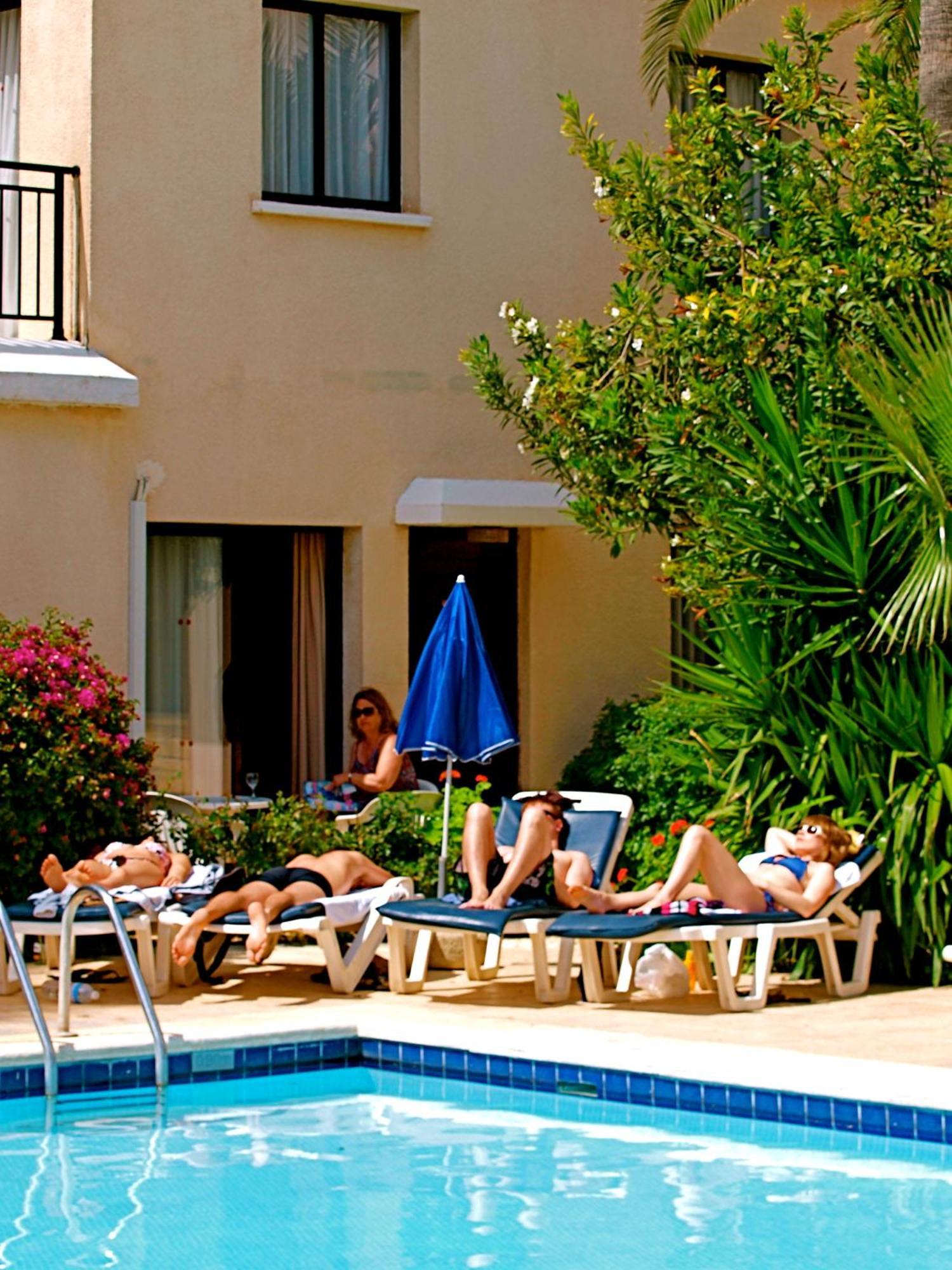 Hilltop Gardens Hotel Apartments Пафос Екстер'єр фото