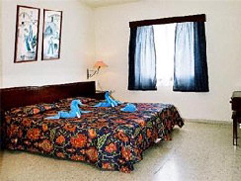 Hilltop Gardens Hotel Apartments Пафос Екстер'єр фото