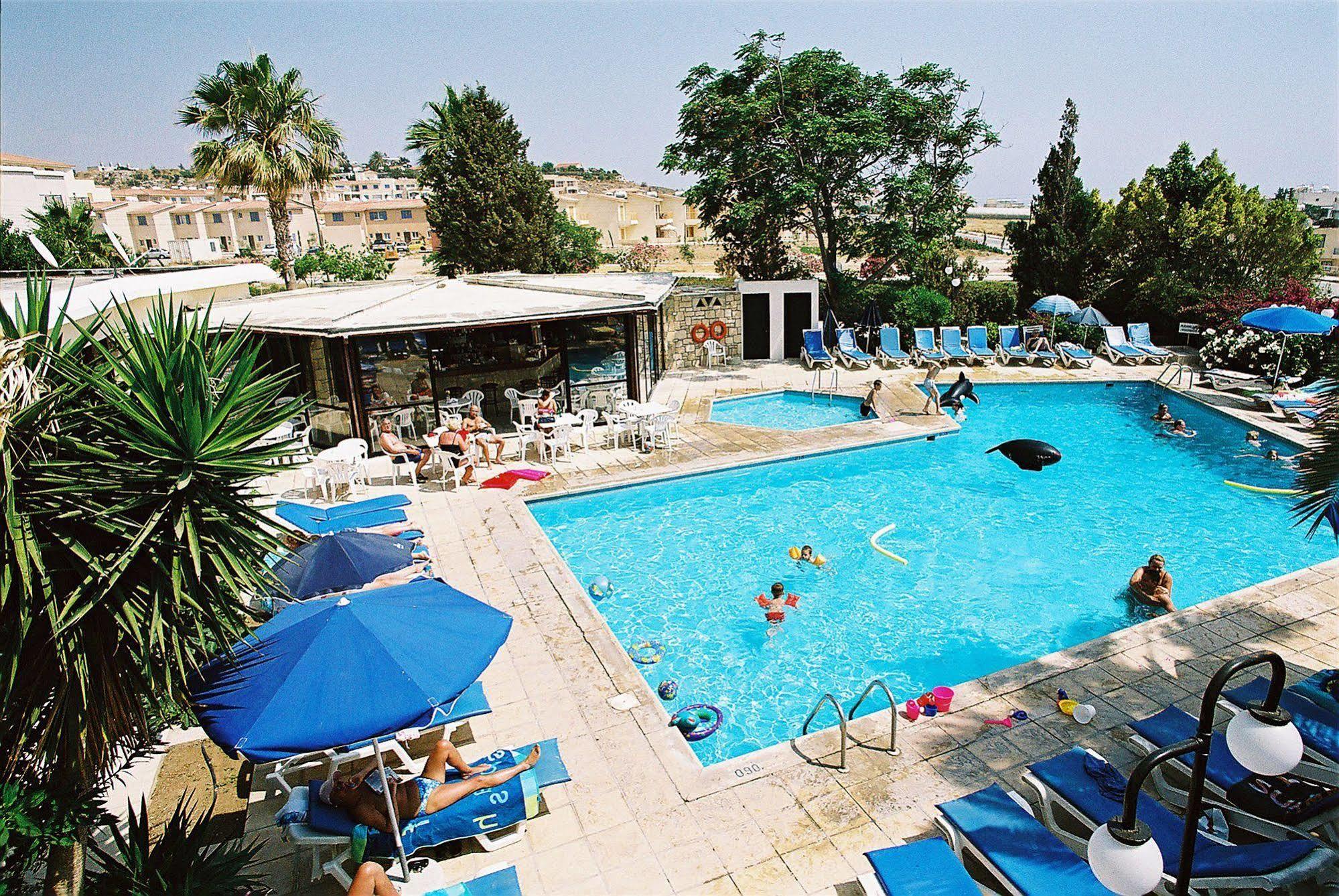 Hilltop Gardens Hotel Apartments Пафос Екстер'єр фото